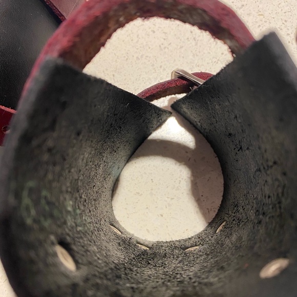 Pair of leather cuffs - Picture 3 of 6